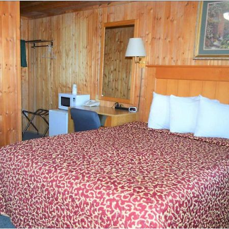 Green Acre Motel By Oyo Near Rush County Airport La Crosse Kültér fotó