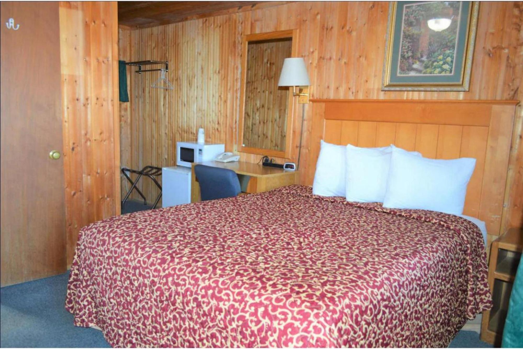 Green Acre Motel By Oyo Near Rush County Airport La Crosse Kültér fotó