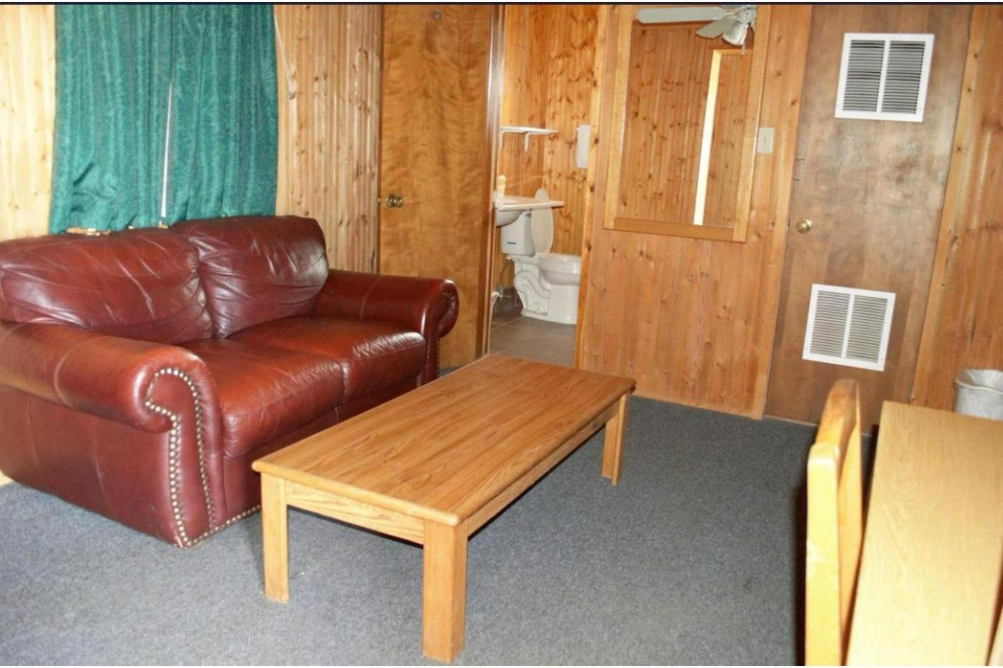 Green Acre Motel By Oyo Near Rush County Airport La Crosse Kültér fotó