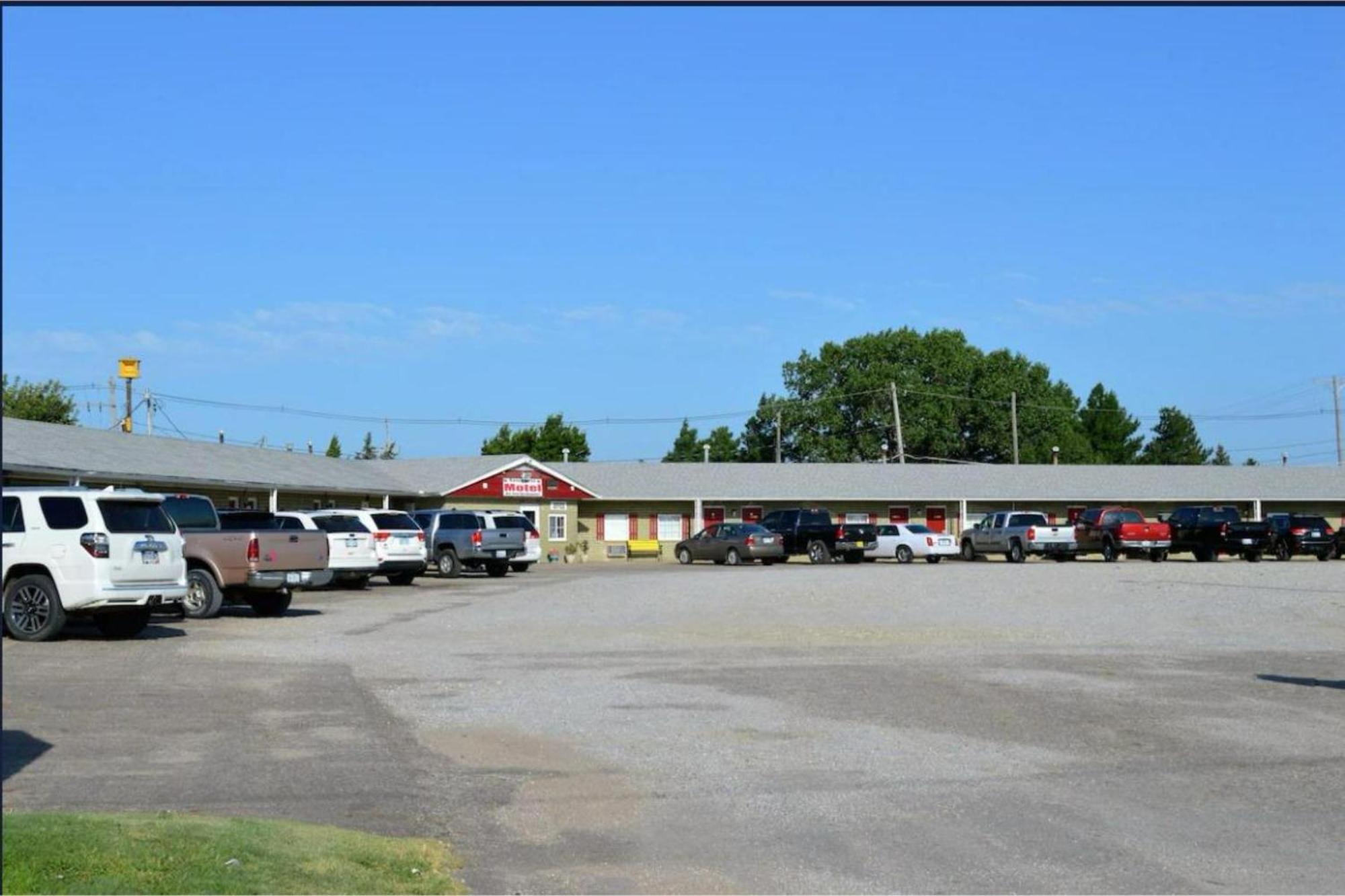 Green Acre Motel By Oyo Near Rush County Airport La Crosse Kültér fotó